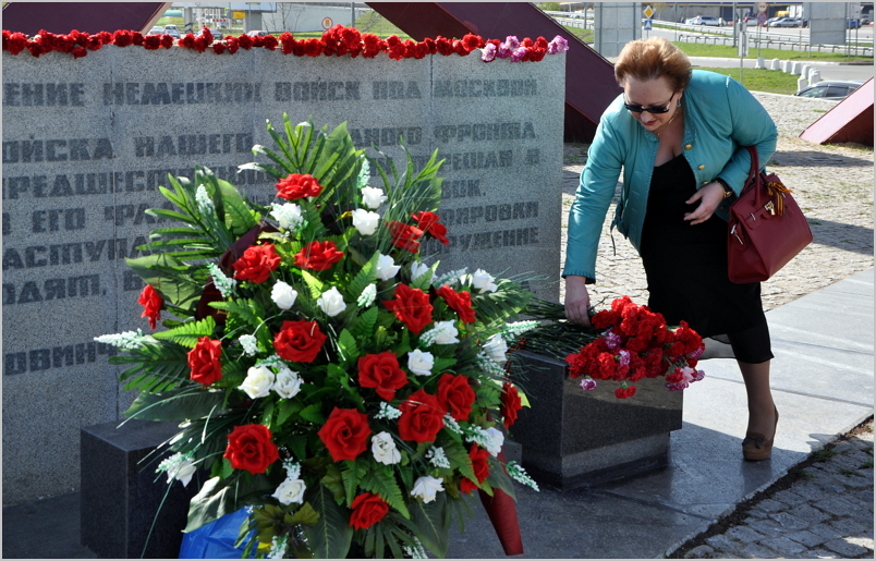 Делегация МоНП возложила цветы к памятнику защитникам столицы Делегация МоНП возложила цветы к памятнику защитникам столицы"