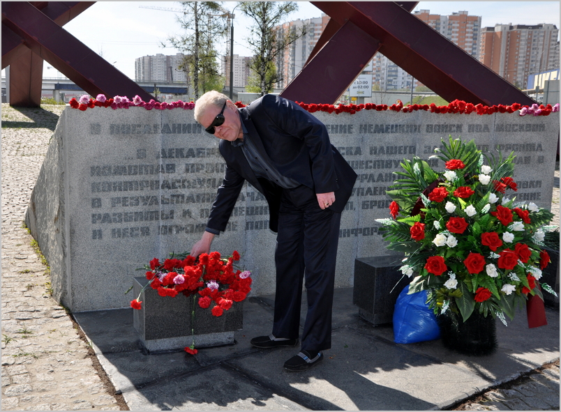 Делегация МоНП возложила цветы к памятнику защитникам столицы Делегация МоНП возложила цветы к памятнику защитникам столицы"