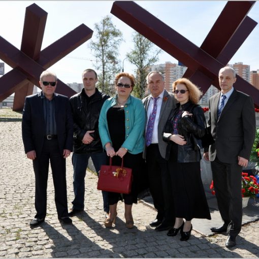 Делегация МоНП возложила цветы к памятнику защитникам столицы