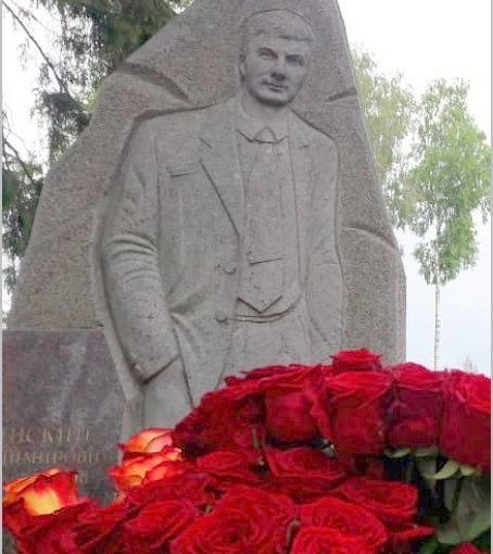 Нотариусы возложили цветы к памятникам погибшим коллегам